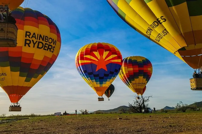 Globos de colores con dibujos de rayos de sol elevándose juntos