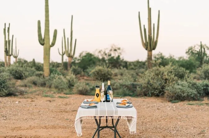 Una mesa de desayuno preparada en el desierto